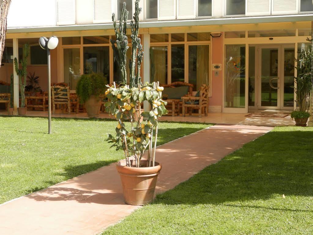 מרינה די פיאטרסנטה Hotel Il Caravaggio מראה חיצוני תמונה